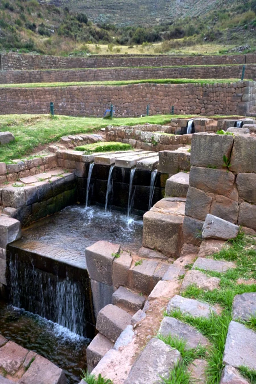Esta zona geográfica de viajes a cusco reúne importantes destinos como Tipón, Piquillacta, Andahuaylillas, Oropesa, Huaro y más. Para visitar estos atractivos en solo un día existen algunos tours recomendables como el Tour Valle Sur del Cusco o el Circuito del Barroco Andino - Peru